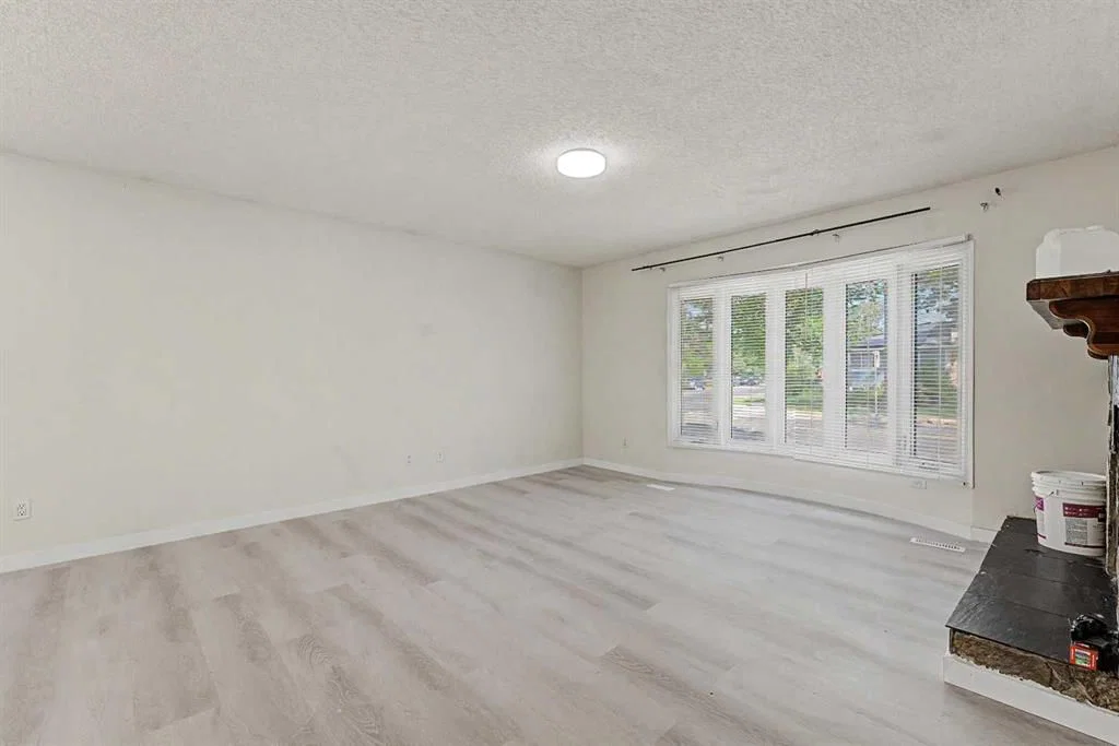5615 temple Drive NE, Calgary — photo 4 of 33