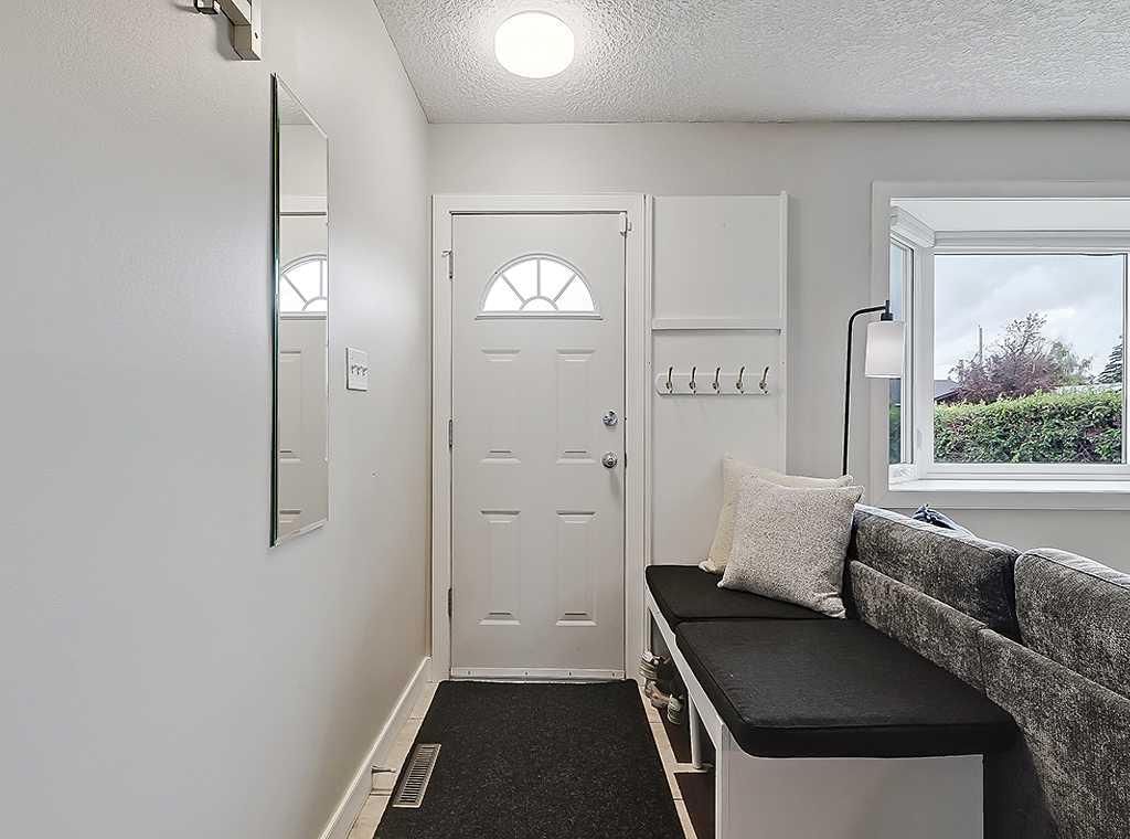 325 Whitney Crescent SE, Calgary — photo 3 of 50