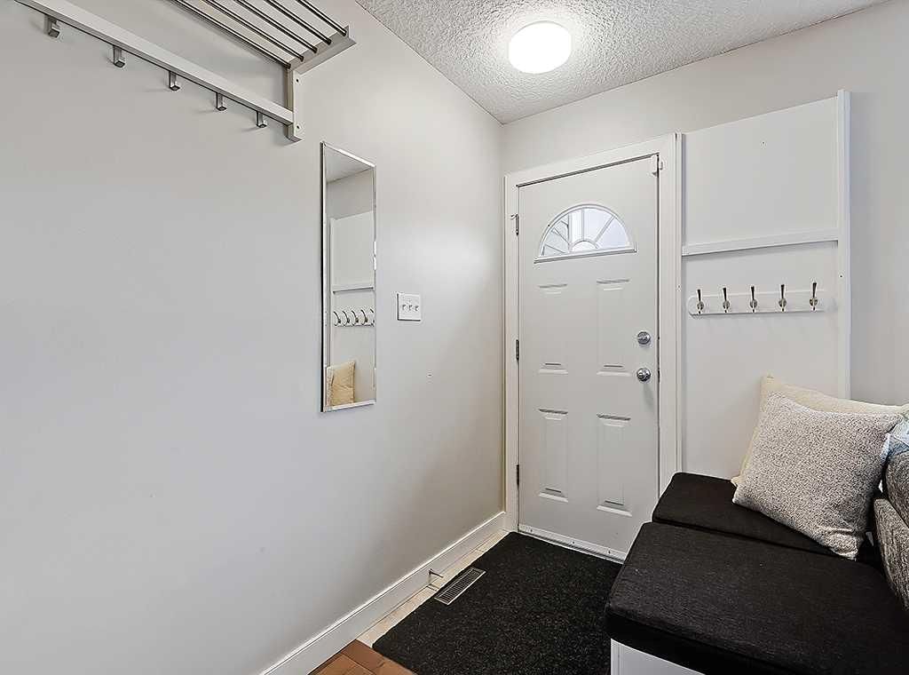 325 Whitney Crescent SE, Calgary — photo 4 of 50