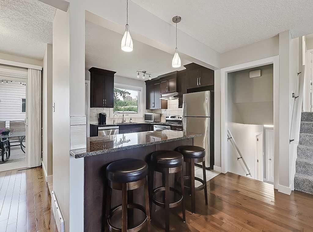 325 Whitney Crescent SE, Calgary — photo 5 of 50