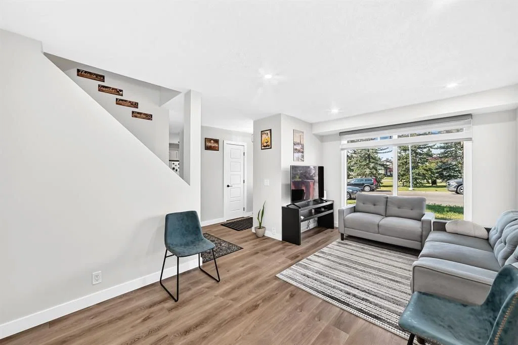 40 Falconridge Close NE, Calgary — photo 4 of 32