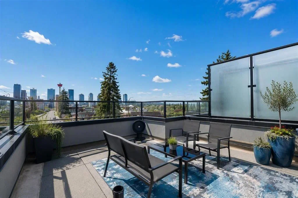 67 30 Avenue SW, Calgary — main listing photo