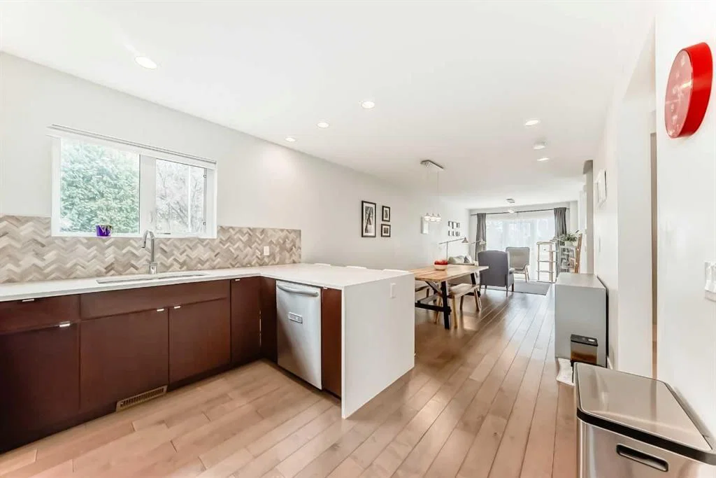 67 30 Avenue SW, Calgary — photo 4 of 29