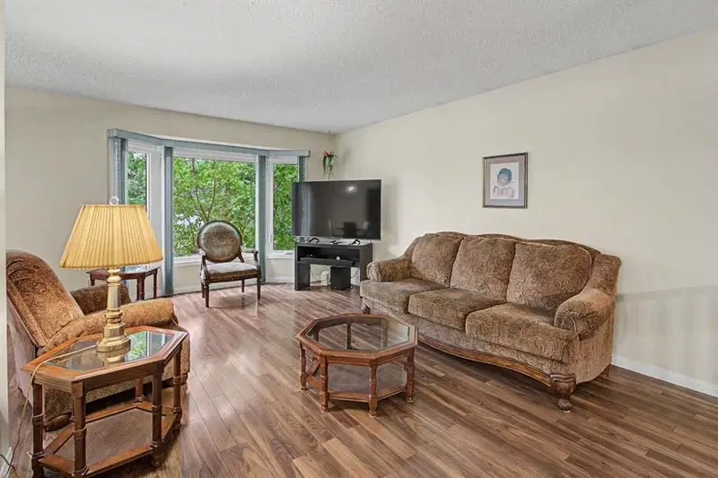 232 Sandstone Place NW, Calgary — photo 4 of 33