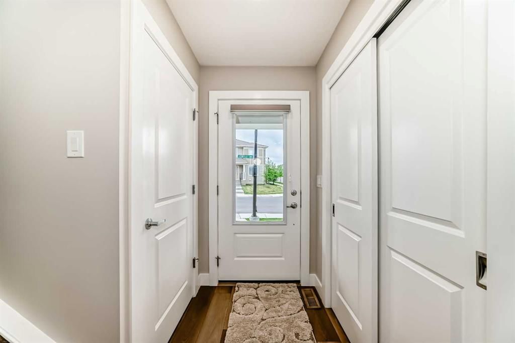 8 Yorkville Link SW, Calgary — photo 2 of 22