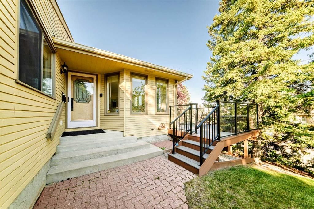637 Stratton Terrace SW, Calgary — photo 5 of 40