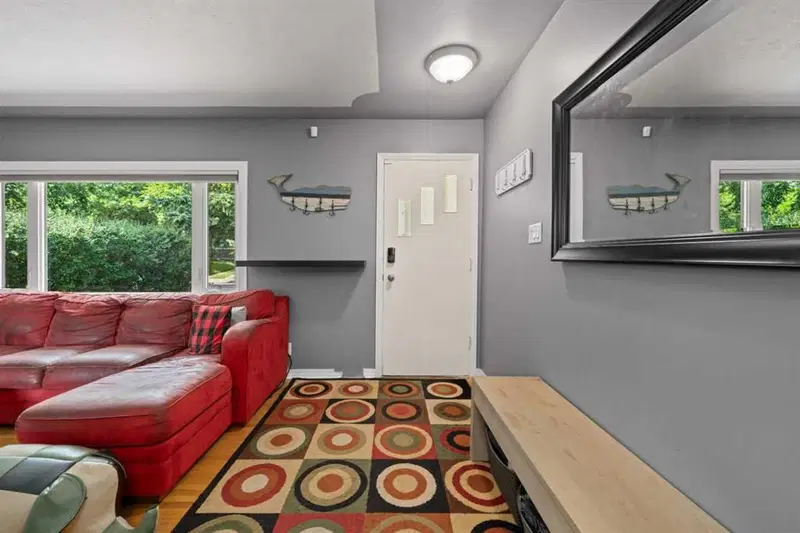 46 Westwood Drive SW, Calgary — photo 3 of 34