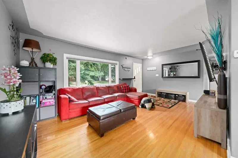 46 Westwood Drive SW, Calgary — photo 4 of 34
