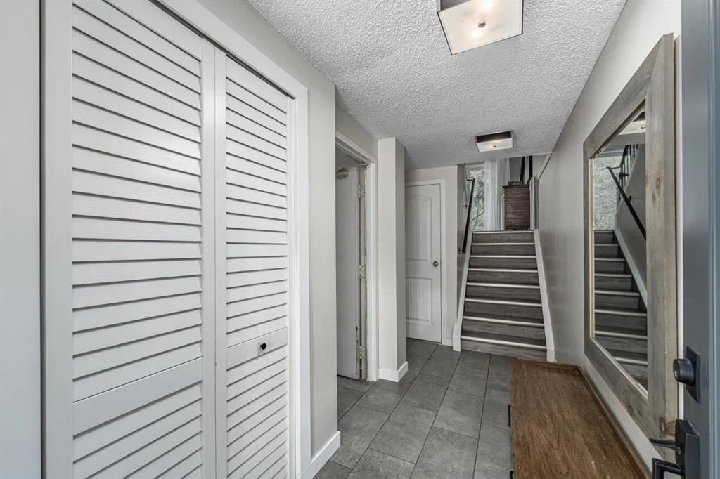 64 Point Drive NW, Calgary — photo 4 of 36