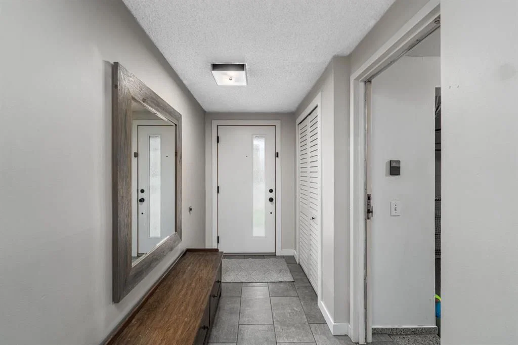 64 Point Drive NW, Calgary — photo 5 of 36