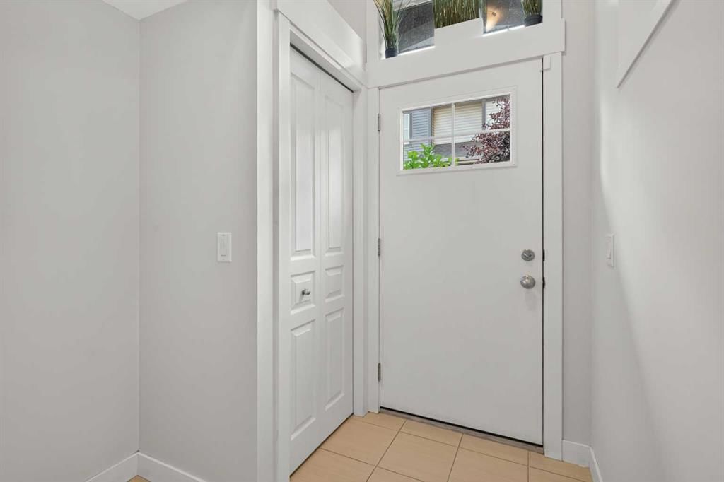 1106 Mckenzie Towne Row SE, Calgary — photo 3 of 46