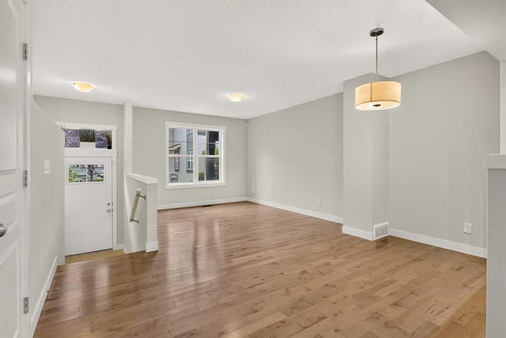 1106 Mckenzie Towne Row SE, Calgary — photo 5 of 46