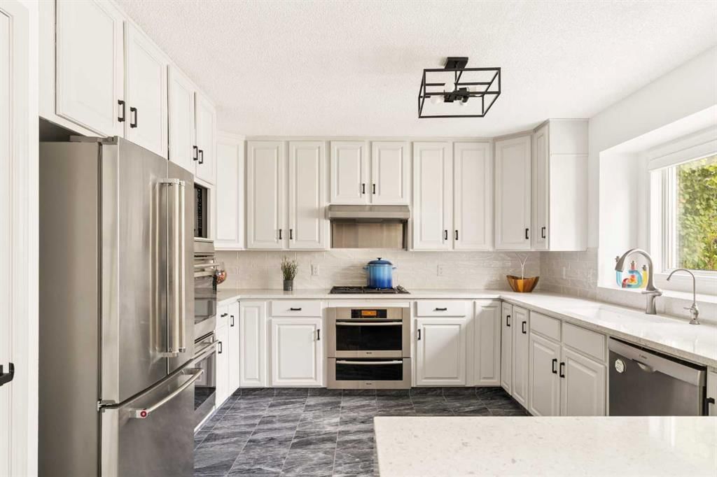 880 Shawnee Drive SW, Calgary — photo 3 of 50