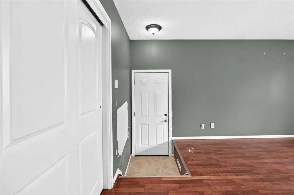 5116 Forego Avenue, Calgary — photo 3 of 34
