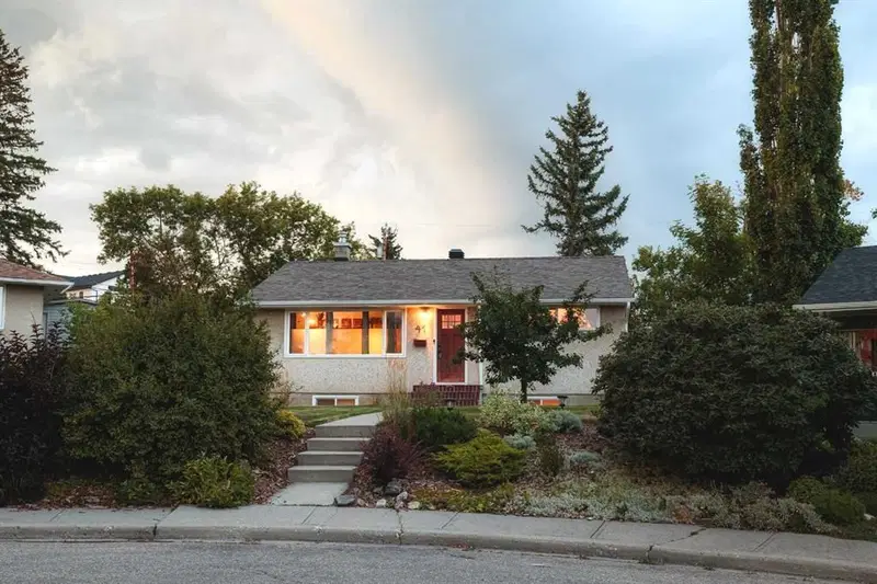 41 Northmount Crescent NW, Calgary — photo 2 of 41