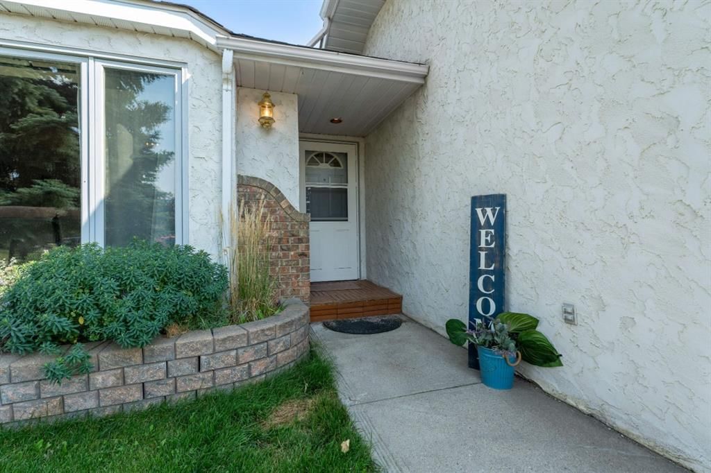 906 7 Street SE, High River — main listing photo
