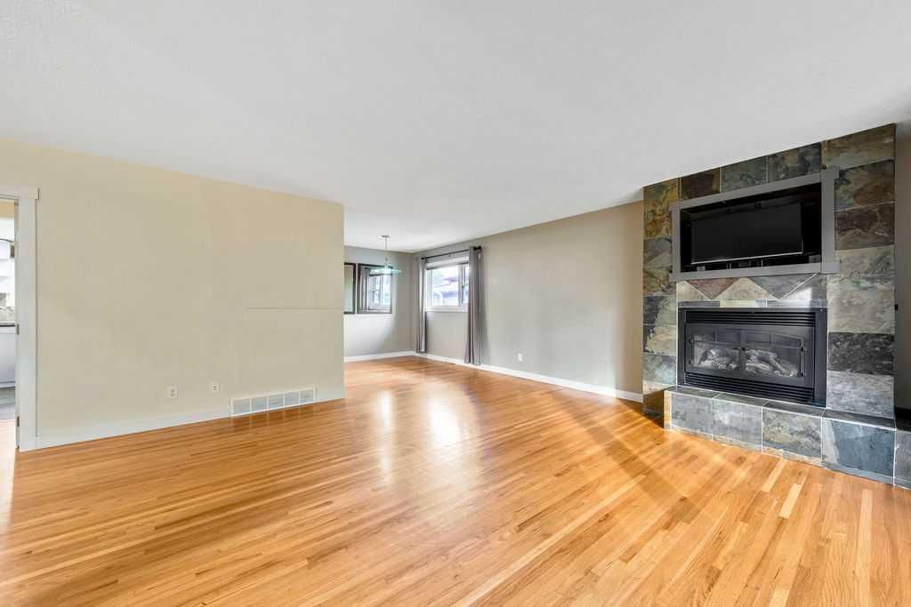 64 Hollyburn Road SW, Calgary — photo 2 of 27