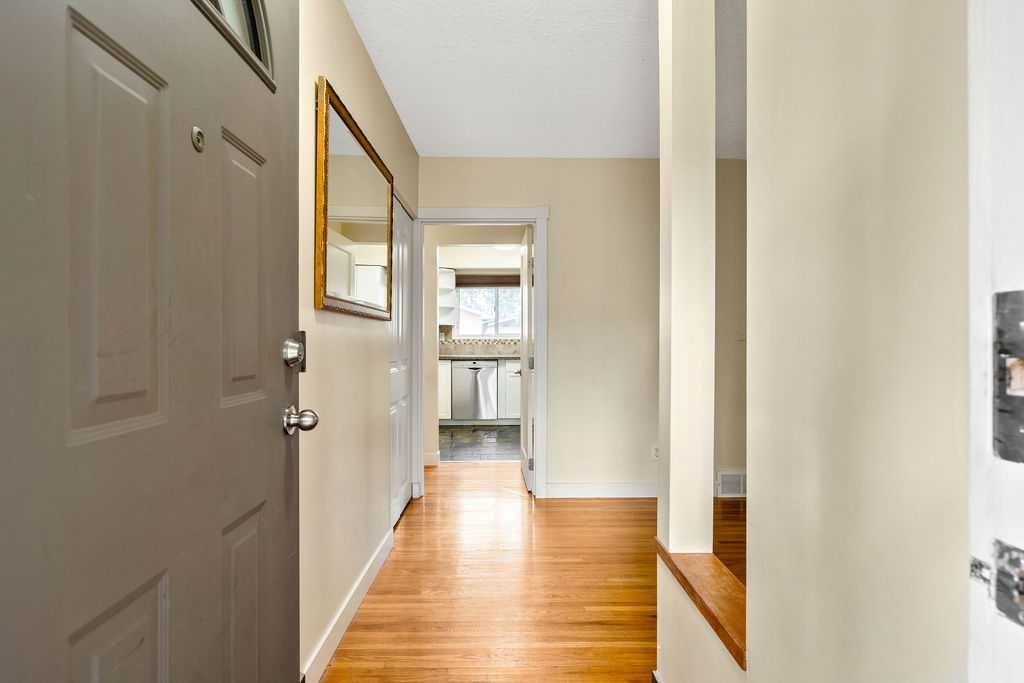 64 Hollyburn Road SW, Calgary — photo 3 of 27