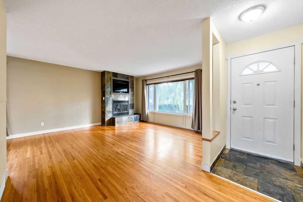 64 Hollyburn Road SW, Calgary — photo 4 of 27