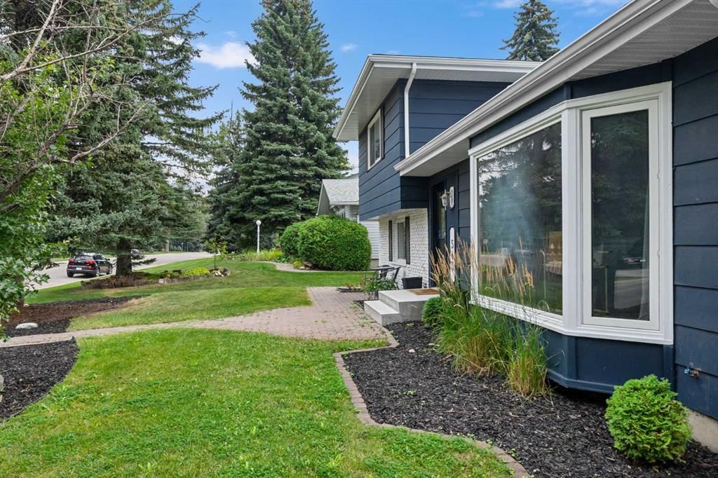 543 Willingdon Boulevard SE, Calgary — photo 4 of 44