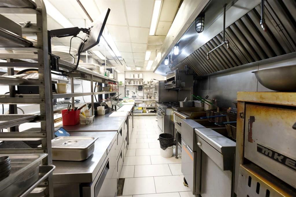 3975 17 Avenue SW, Calgary — photo 2 of 2