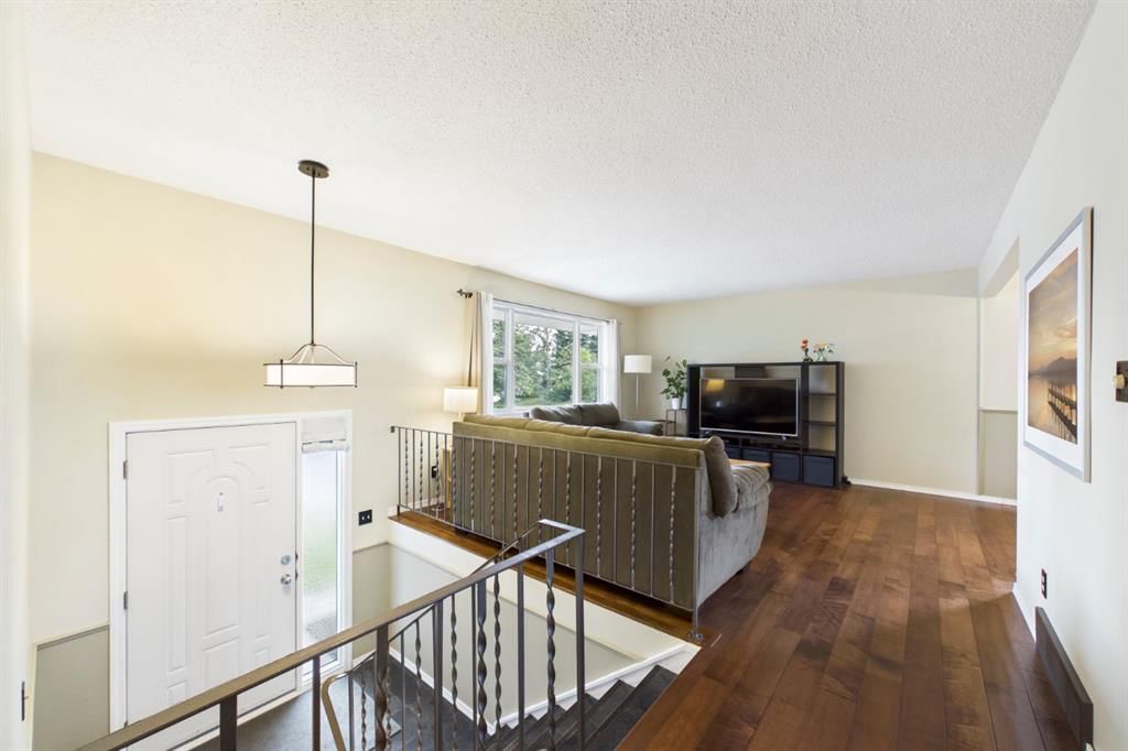 607 Cedarille Way SW, Calgary — photo 3 of 29