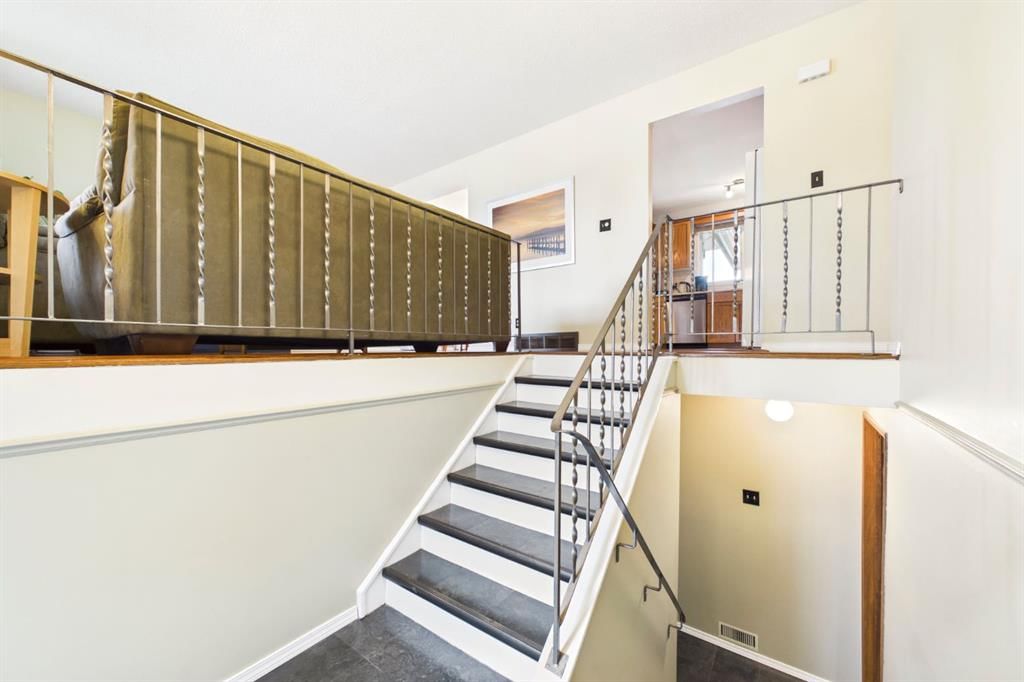 607 Cedarille Way SW, Calgary — photo 4 of 29
