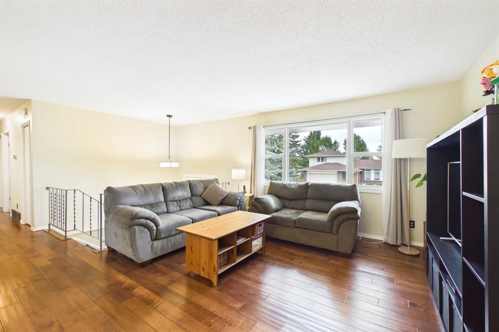 607 Cedarille Way SW, Calgary — photo 5 of 29