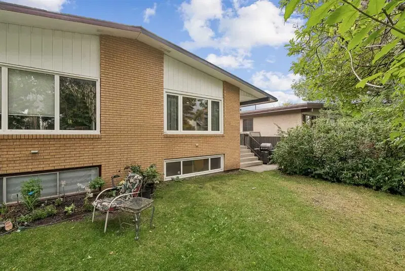 35 Dovercliffe Way SE, Calgary — photo 2 of 42
