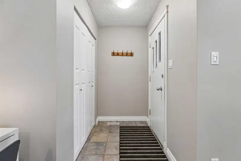 35 Dovercliffe Way SE, Calgary — photo 4 of 42