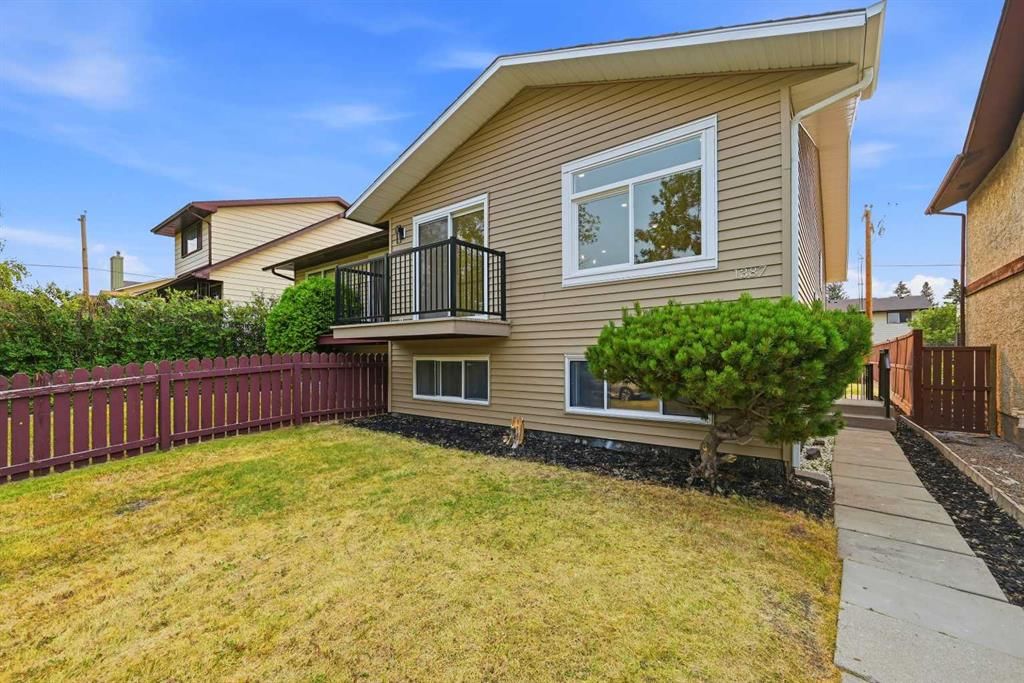 1387 Berkley Drive NW, Calgary — photo 2 of 50