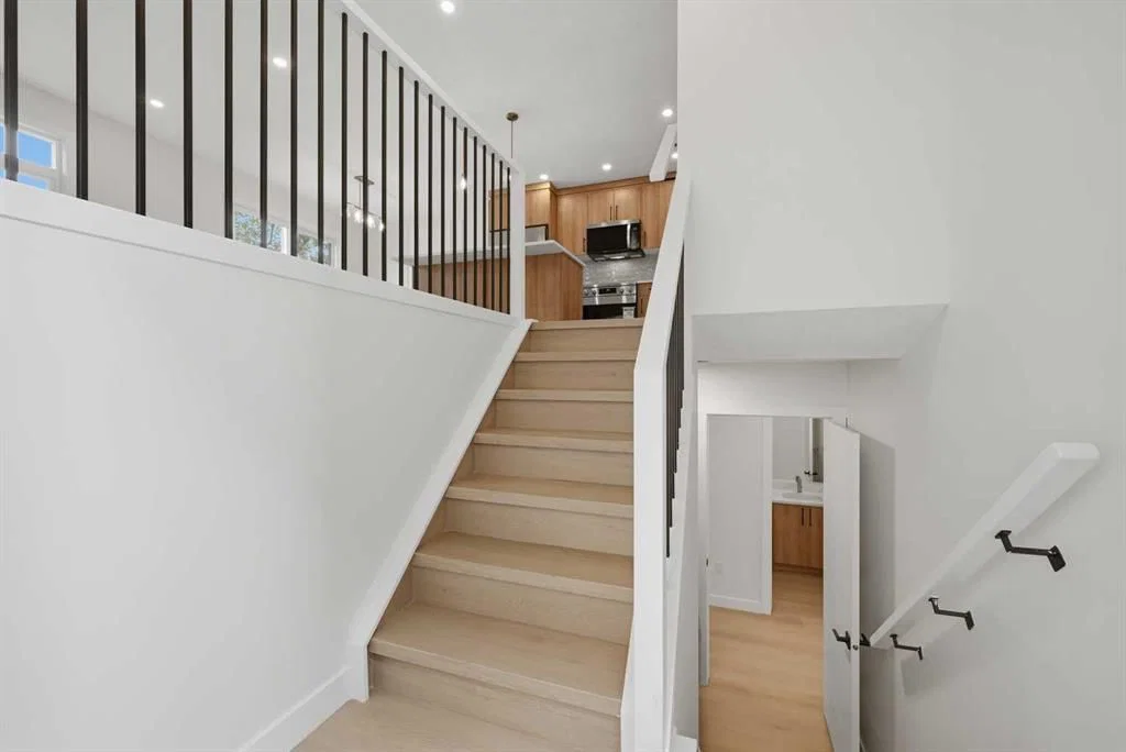1387 Berkley Drive NW, Calgary — photo 3 of 50