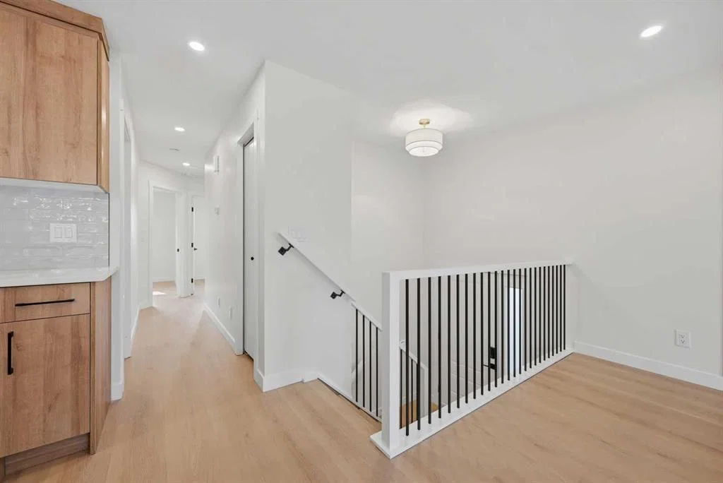 1387 Berkley Drive NW, Calgary — photo 4 of 50