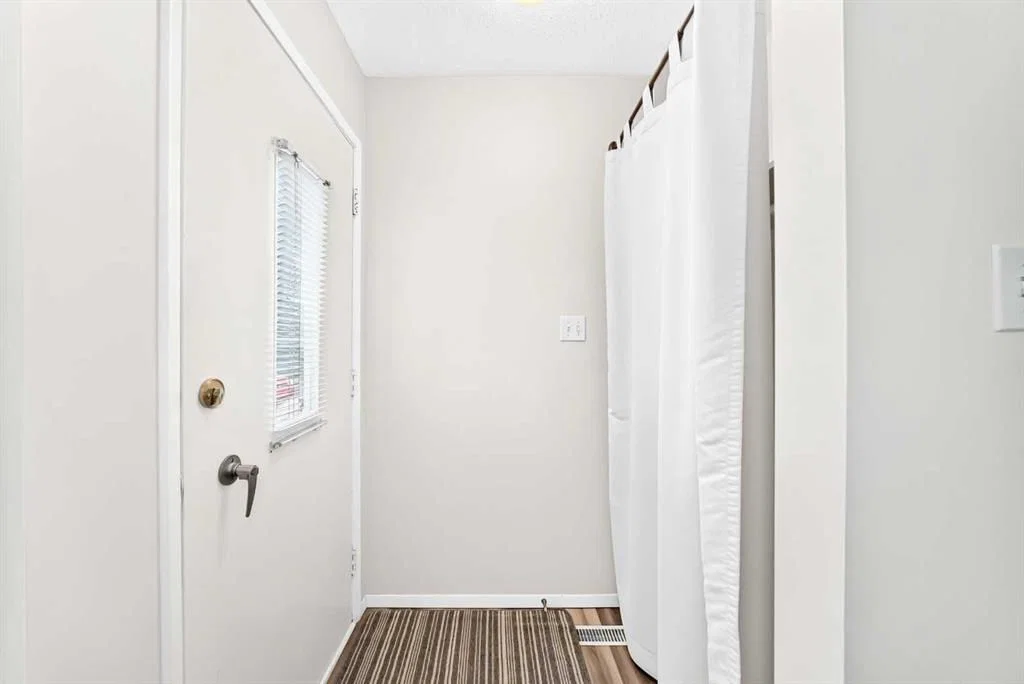 755 Kingsmere Crescent SW, Calgary — photo 4 of 25