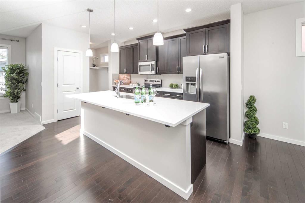25 Marquis Place SE, Calgary — photo 3 of 37