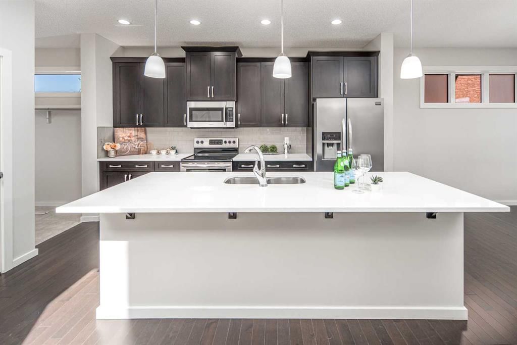 25 Marquis Place SE, Calgary — photo 4 of 37