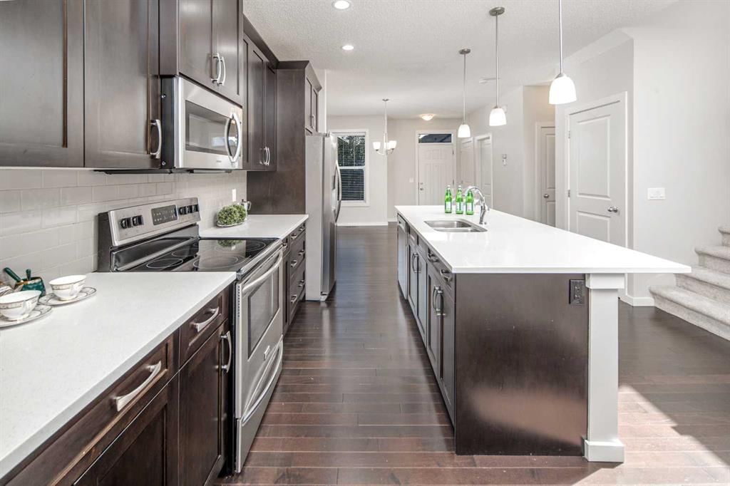 25 Marquis Place SE, Calgary — photo 5 of 37