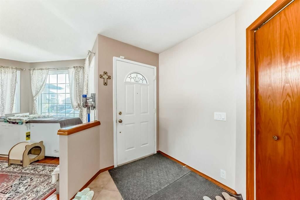 77 Eldorado Close NE, Calgary — photo 3 of 32
