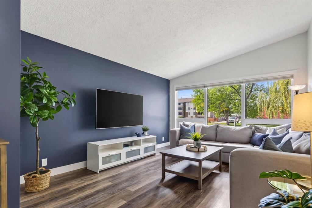 6516 Crowchild Trail SW, Calgary — photo 4 of 39