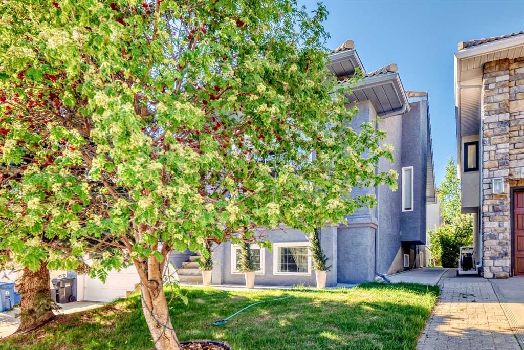 8 Signature Point SW, Calgary — photo 3 of 47