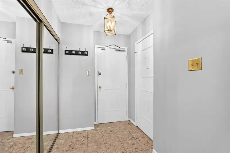 302, 1323 15 Avenue SW, Calgary — photo 4 of 33
