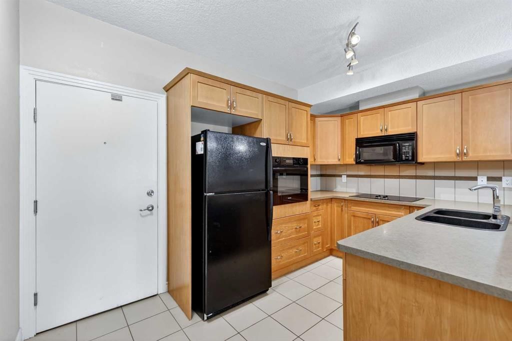 137, 60 Royal Oak Plaza NW, Calgary — photo 2 of 33