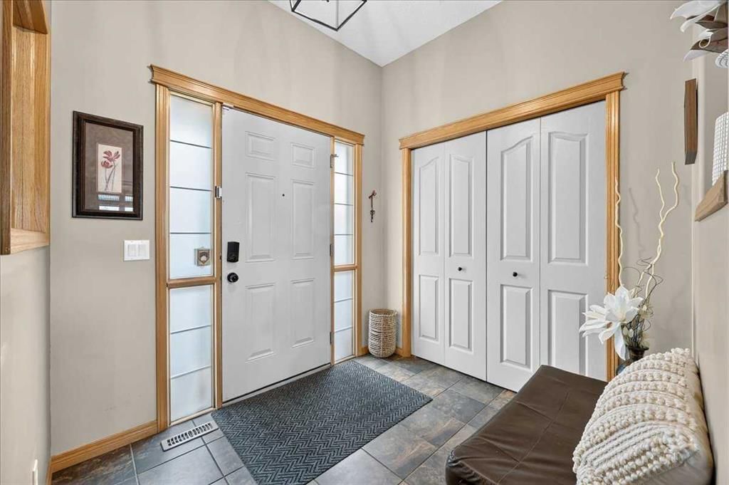 1418 Kings Heights Boulevard SE, Airdrie — photo 3 of 49