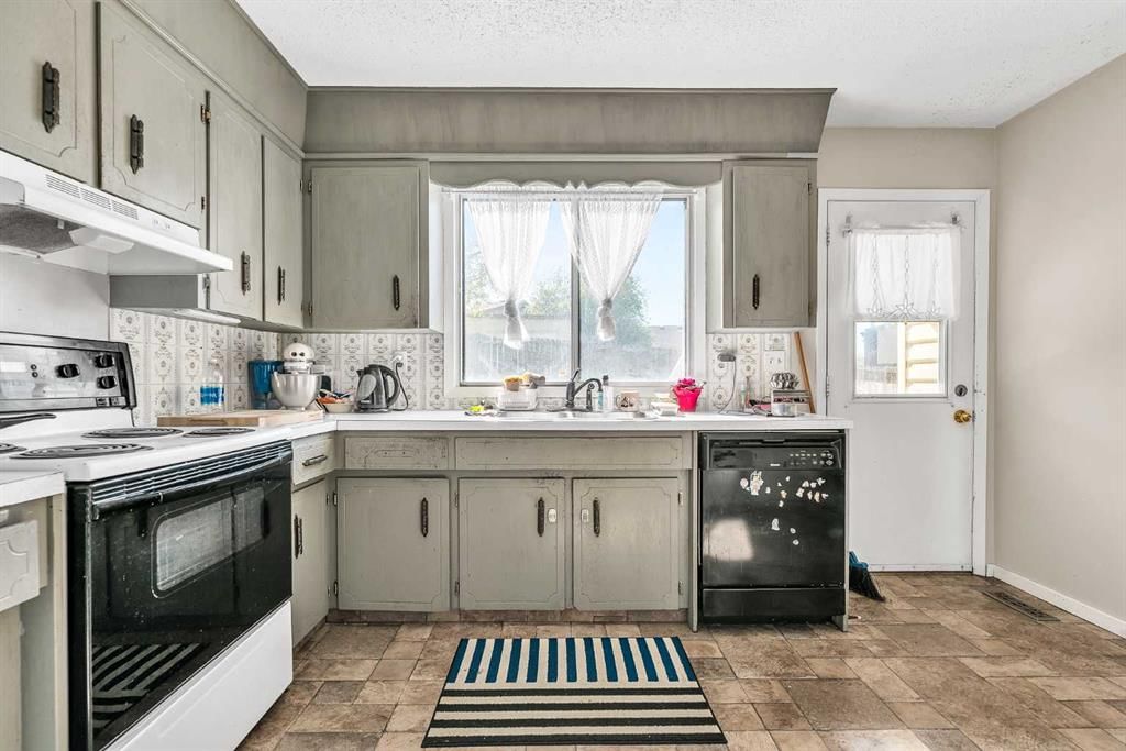 140 Dalhousie Road NW, Calgary — photo 5 of 16