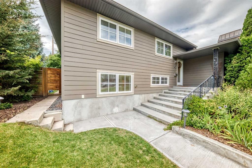 47 Woodlark Drive SW, Calgary — photo 4 of 50