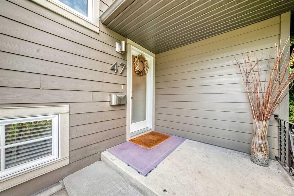 47 Woodlark Drive SW, Calgary — photo 5 of 50