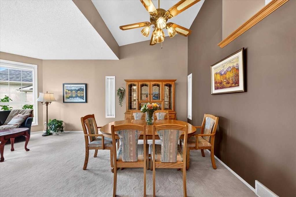 95 Sunlake Close SE, Calgary — photo 4 of 47