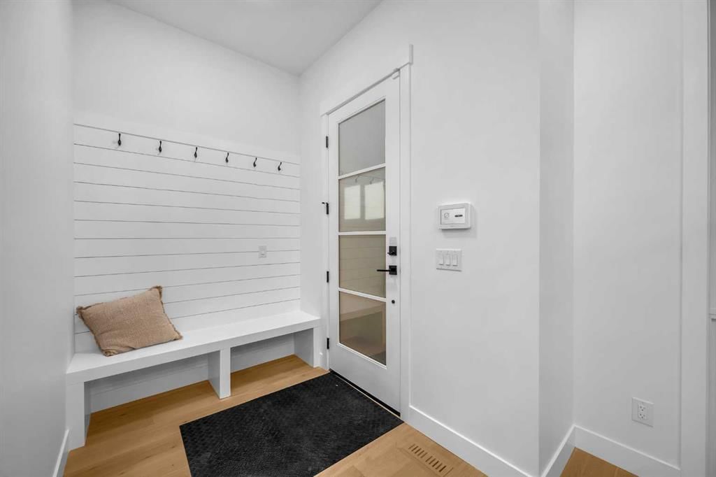 2437 52 Avenue SW, Calgary — photo 3 of 50
