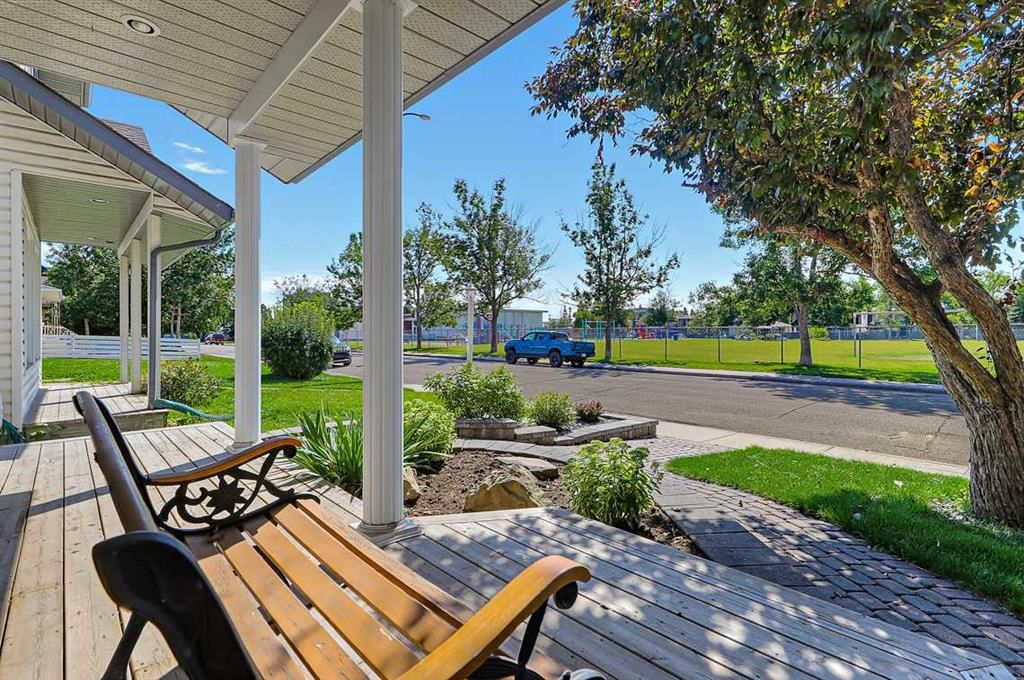 532 54 Avenue SW, Calgary — photo 2 of 46