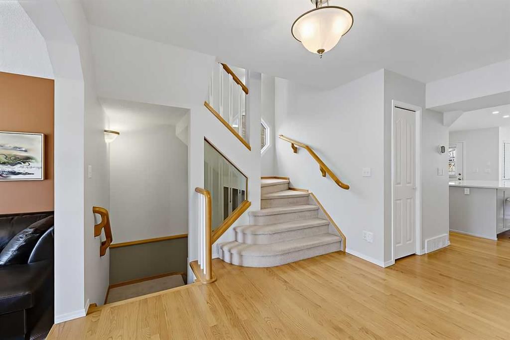 532 54 Avenue SW, Calgary — photo 3 of 46